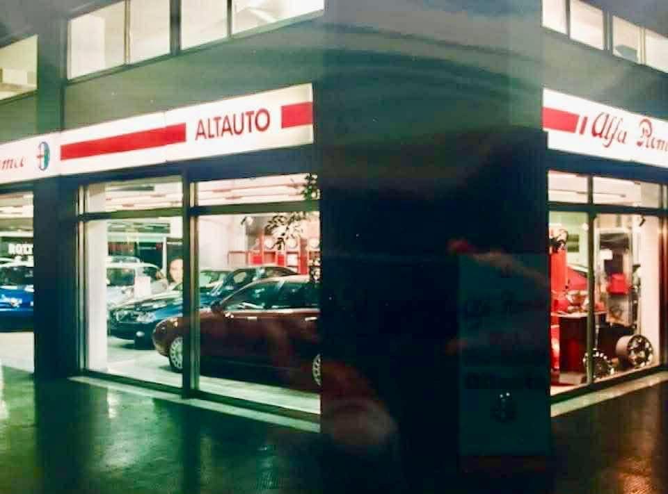 Lo storico showroom ALTAUTO con le insegne Alfa Romeo, all'origine dei 60 anni di esperienza nella mobilità da cui nasce Trovauto.net